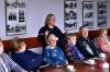 Policjantka rozmawia z seniorami